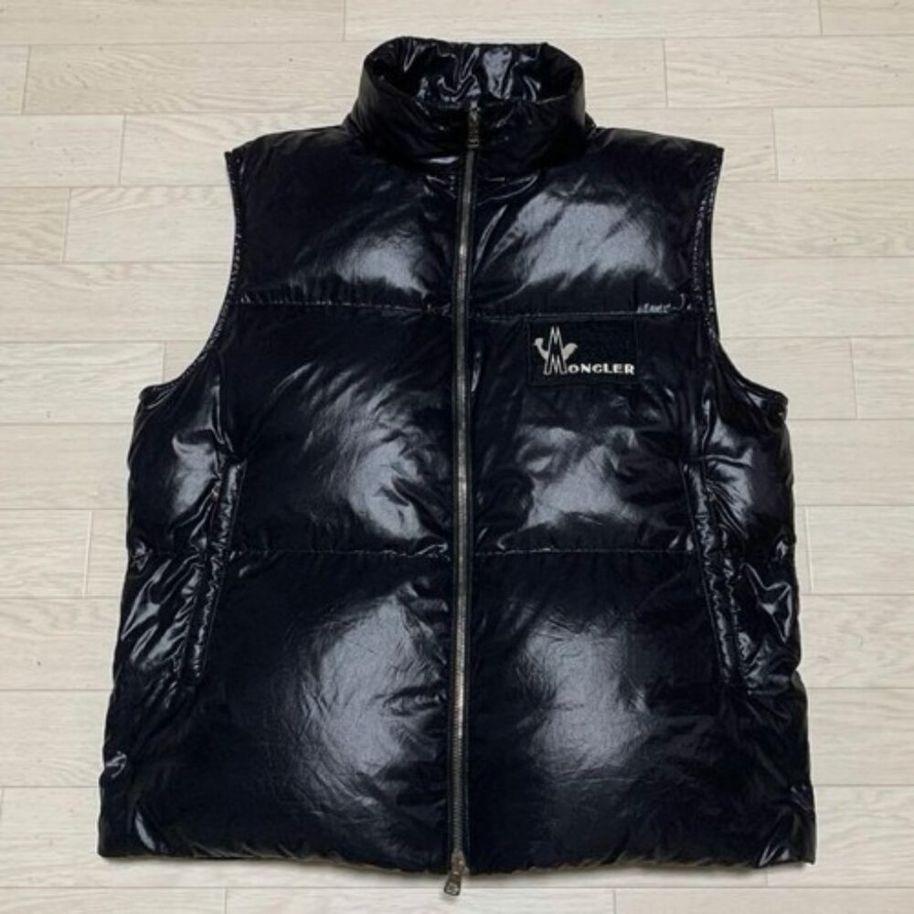 Moncler Banker Logo Quilted Glossy Shell Down Gilet Black Puffer Autunitic